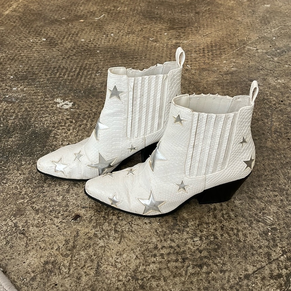 Betsy Johnson Izak Star boots